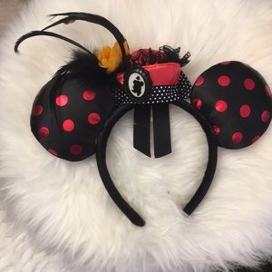 Authentic Disney Minnie eats